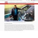 GiGI jack Nearchus Nautica Excursii in Delta Un bărbat stă lângă o barcă albastră și albă, sprijinind o mână pe cadrul baldachinului bărcii. Poartă o jachetă albastră și pantaloni de culoare închisă, cu apă și verdeață în fundal. Imaginea include un titlu în limba română și o legenda care îl creditează pe Cristian Nistor. Pe pagina web sunt vizibile diferite pictograme și text.
