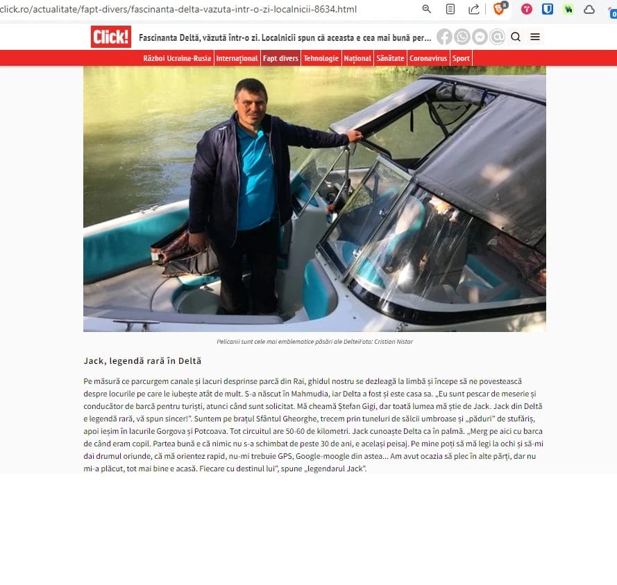 GiGI jack Nearchus Nautica Excursii in Delta Un bărbat stă lângă o barcă albastră și albă, sprijinind o mână pe cadrul baldachinului bărcii. Poartă o jachetă albastră și pantaloni de culoare închisă, cu apă și verdeață în fundal. Imaginea include un titlu în limba română și o legenda care îl creditează pe Cristian Nistor. Pe pagina web sunt vizibile diferite pictograme și text.